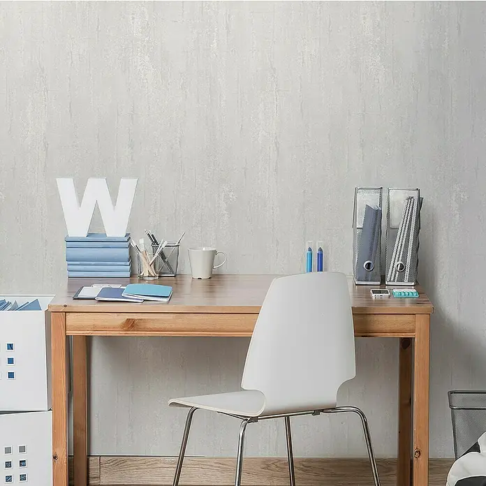 Papel pintado Liso Texturado Rayas - Plata, Rayas, 10 x 0,53 m - Disposición de escritorio con escritorio de madera, material de oficina y silla blanca sobre una pared gris para inspiración de espacio de trabajo.
