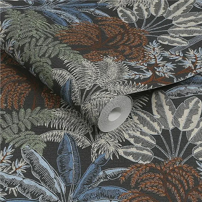 Papel pintado Botánico Palmeras - Negro, Floral, 10 x 0,53 m - Un rollo de papel pintado oscuro con un patrón de hojas tropicales en tonos azules, marrones y verdes, creando un ambiente exótico.