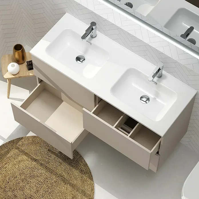Artysan Conjunto de mueble de baño Harmony - Ancho: 120 cm, Visón, 3 pzs. - La imagen muestra un moderno tocador de doble lavabo con cajones abiertos y grifos en un baño elegante.