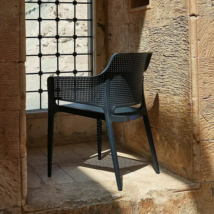 Bonlay Gartensessel Luna - Kunststoff, Anthrazit, B x T x H: 46 x 44 x 80 cm - Elegante schwarze Netzstuhl im Außenbereich. Das moderne Design fügt sich nahtlos in die antike Umgebung ein und bietet Komfort mit Stil.
