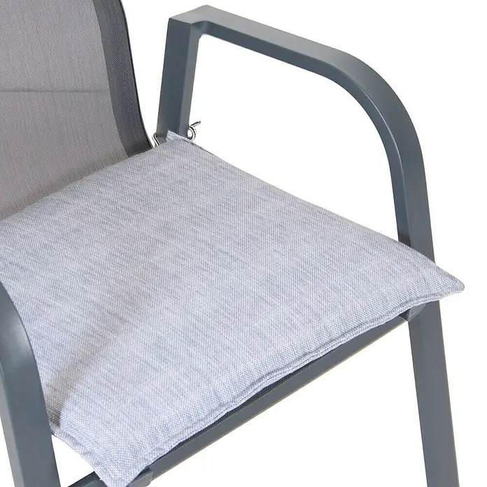 Bonlay Gartenmöbel-Auflage - L x B x H: 40 x 50 x 6 cm, Polyester, Blau/Anthrazit - Nahaufnahme eines grauen Stuhlkissens auf einem Gartenstuhl mit grauem Metallrahmen. Ideal für entspannte Stunden im Freien.