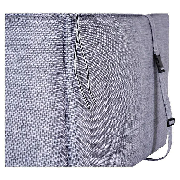 Bonlay Gartenmöbel-Auflage - Standard, L x B x H: 109 x 50 x 6 cm, Polyester 230 g/m², Blau/Anthrazit - Detailaufnahme eines grauen Rucksacks mit Schnüren und Verschluss. Die Textur des Stoffes ist gut erkennbar.