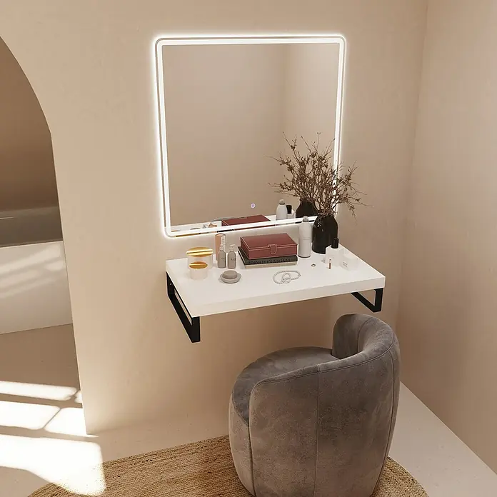 Artysan Espejo con luz - An x Al: 80 x 80 cm, LED, 24 W - Una mesa de tocador moderna con espejo iluminado, accesorios elegantes y un elegante taburete gris para el aseo diario.