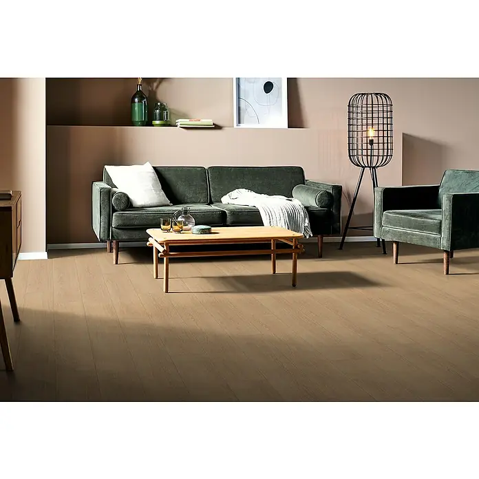 Laminat - Marvolo Eiche, Landhausdiele, 1.292 x 193 x 8 mm - Wohnzimmer mit einem grünen Samtsofa, einem Holztisch und einem modernen Lampenschirm. Der Boden ist mit hellbraunem Laminat ausgelegt.