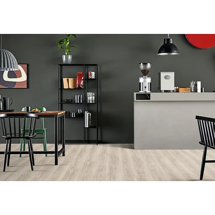 Laminat - Laveno Eiche hellgrau, Landhausdiele, 1.292 x 193 x 7 mm - Elegantes Esszimmer mit stilvollem Bücherregal, Bar, Kaffeemühle und minimalistischen Pendelleuchten für ein modernes Ambiente.