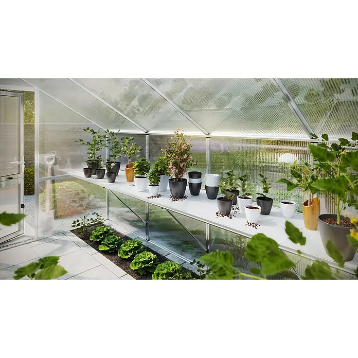KGT Gewächshaus-Tisch - 300 x 63,5 x 85 cm - Glashaus-Innenraum mit einer Reihe von Topfpflanzen auf einem Regal, die eine vielfältige botanische Kollektion präsentieren.