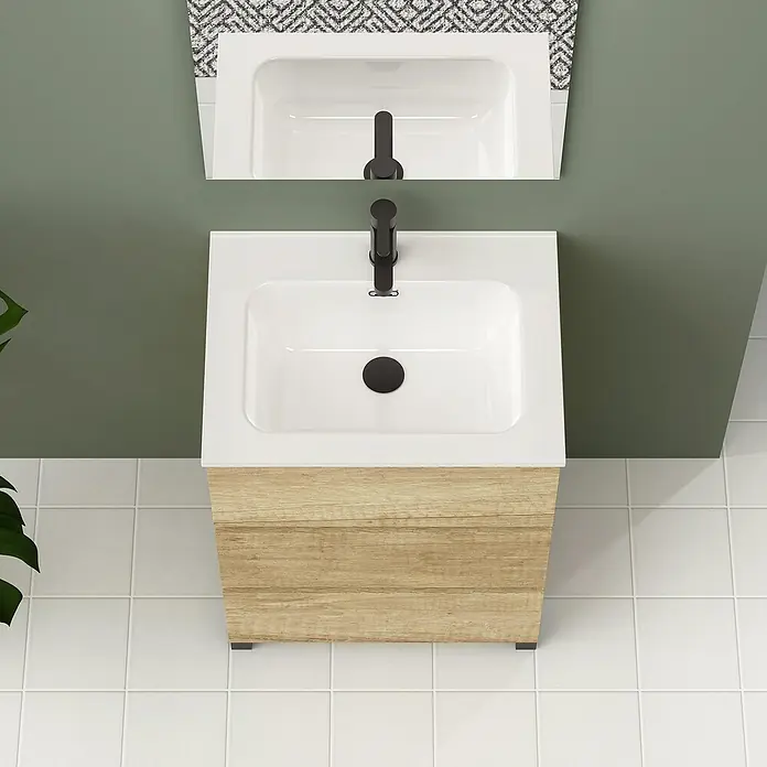 Artysan Conjunto de mueble de baño Neeko - Ancho: 60 cm, Nature, 3 pzs. - Primer plano de un baño moderno con tocador de madera clara, lavabo sobre encimera blanco y grifo negro.