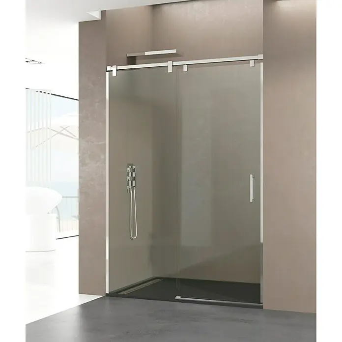 GME Mampara de ducha frontal Futura - 125 x 200 cm, Vidrio transparente, Plata brillo - Una mampara de ducha moderna con puerta corredera y diseño minimalista. La ducha tiene un plato oscuro y grifería integrada.