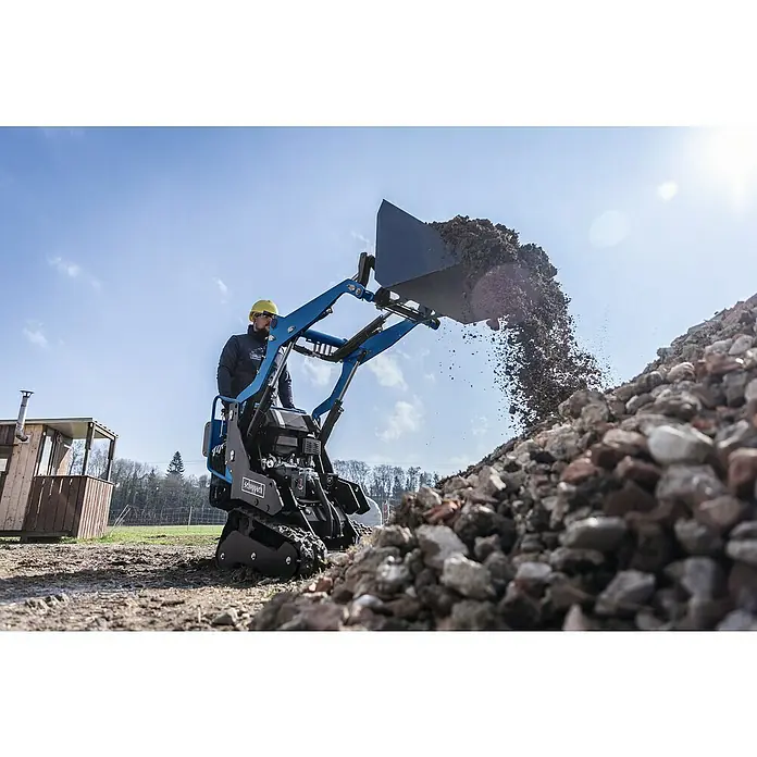 Scheppach Erdschaufel - Passend für: Scheppach Kompaktlader MKL730, 130 l - Ein Scheppach Minidumper beim Entladen von Bauschutt. Der Minidumper ist blau und schwarz, und der Bediener trägt einen gelben Helm.
