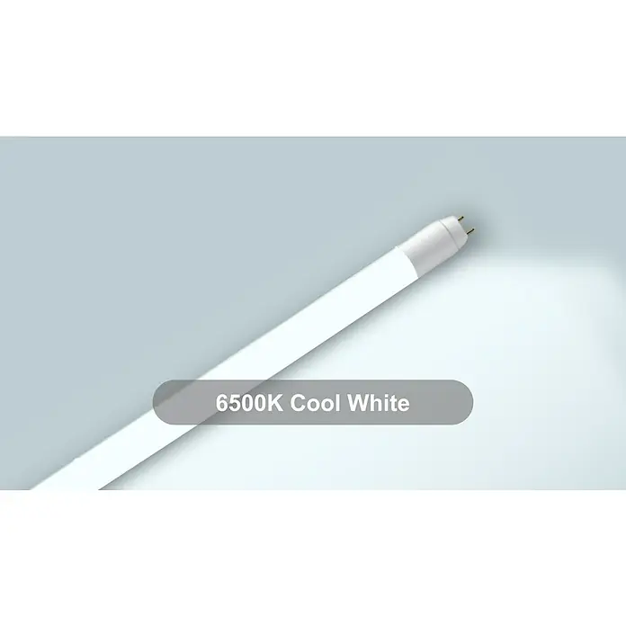 Voltolux LED-Röhre T8 - 60 cm, Warmweiß, 900 lm, T8 - Nahaufnahme einer 6500K Cool White Leuchtstoffröhre, die ein helles, klares Licht ausstrahlt, ideal für Arbeitsbereiche und Büros.