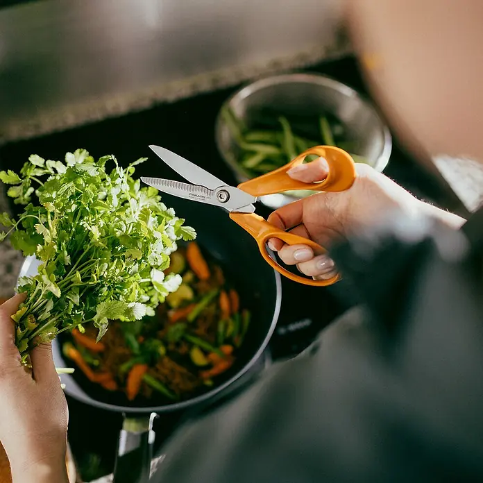 Fiskars Schere Classic - Rechtshänder, Länge: 18 cm, Orange - Die vielseitige Fiskars Küchenscheren schneidet mühelos Kräuter direkt in die Pfanne und sorgt für frische Aromen beim Kochen.