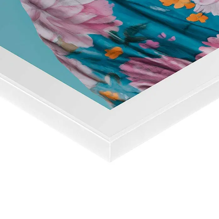 Reinders Bild Slim Frame White - Decorated Tiger, B x H: 40 x 50 cm - Detailaufnahme eines gerahmten Kunstdrucks mit floralem Muster in Rosa- und Blautönen. Der weiße Rahmen betont die leuchtenden Farben des Drucks.