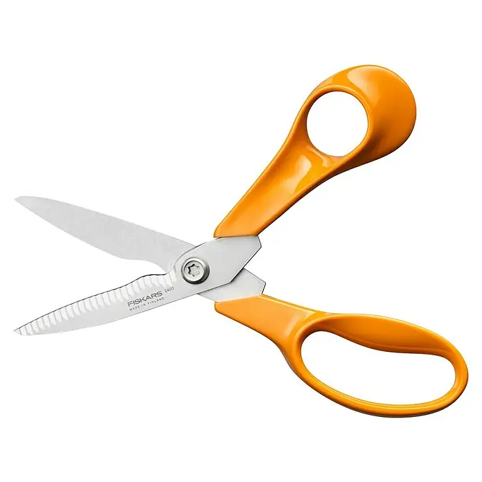 Fiskars Schere Classic - Rechtshänder, Länge: 18 cm, Orange - Orange Fiskars Zackenschere mit gezackten Klingen für Bastelarbeiten und Stoffzuschnitte, ideal für kreative Projekte.