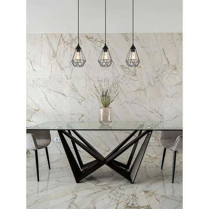 Globo Pendelleuchte - 60 W, L x B x H: 17 cm x 79 cm x 120 mm, E27 - Elegante Esstischszene mit schwarzen Drahtlampen über einem Glastisch, ergänzt durch stilvolle graue Stühle und Marmorhintergrund.