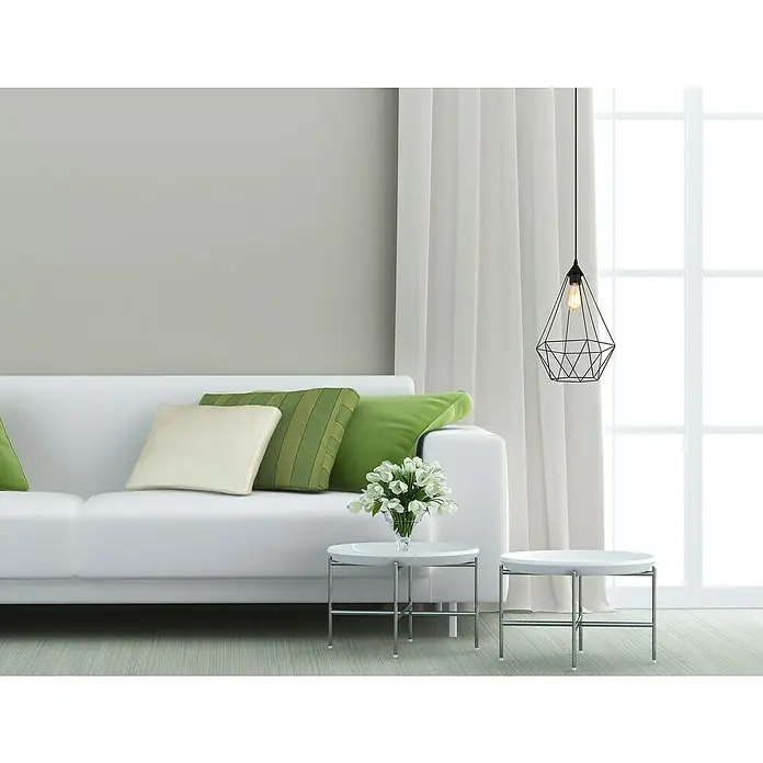 Globo Lámpara colgante redonda Zachar - 60 W, Ø x Al: 30 x 120 cm, Negro, E27 - Un elegante salón con un sofá blanco, cojines verdes y una moderna lámpara colgante geométrica.