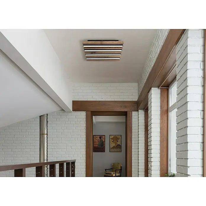 Globo LED-Deckenleuchte Hayden - 15 W, L x B x H: 30 x 30 x 5 cm, Warmweiß, 800 lm - Eine moderne Deckenleuchte aus Holz mit hellen, horizontalen Lichtstreifen, die einen eleganten Akzent in einem stilvollen Raum setzt.