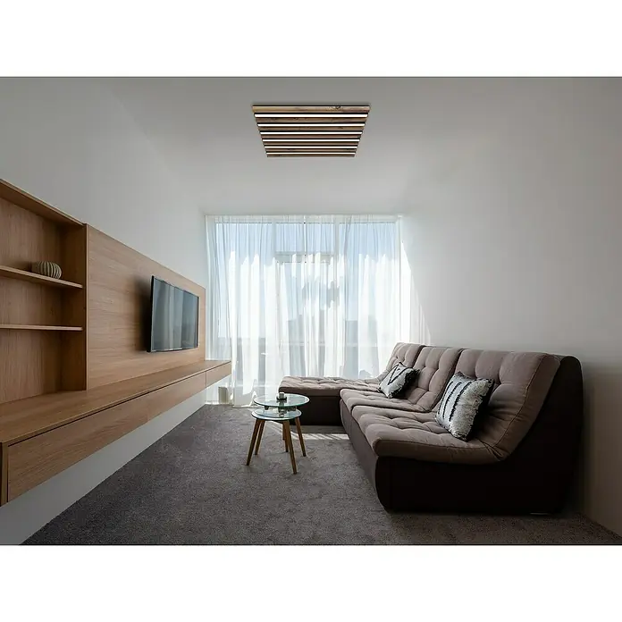 Globo LED-Deckenleuchte Hayden - 30 W, L x B x H: 45 x 45 x 5 cm, Warmweiß, 1.500 lm - Wohnzimmer mit einem quadratischen Holz-Deckenlicht, das einen modernen Touch verleiht. Die Beleuchtung ergänzt die Einrichtung des Raumes perfekt.