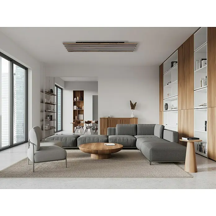 Globo LED-Deckenleuchte Hayden - 40 W, L x B x H: 120 x 30 x 6 cm, Warmweiß, 2.000 lm - Elegantes Wohnzimmer mit einem modernen, hölzernen Akustikpaneel an der Decke, das für eine angenehme Atmosphäre sorgt.