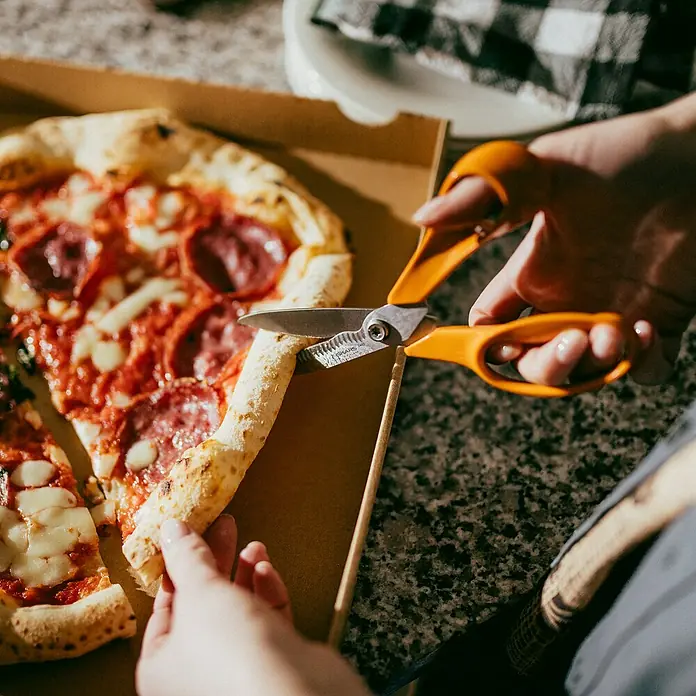 Fiskars Schere Classic - Rechtshänder, Länge: 18 cm, Orange - Pizza wird mit einer Fiskars Schere geschnitten, um eine perfekte Portion zu erhalten. Präzision und Komfort vereint.