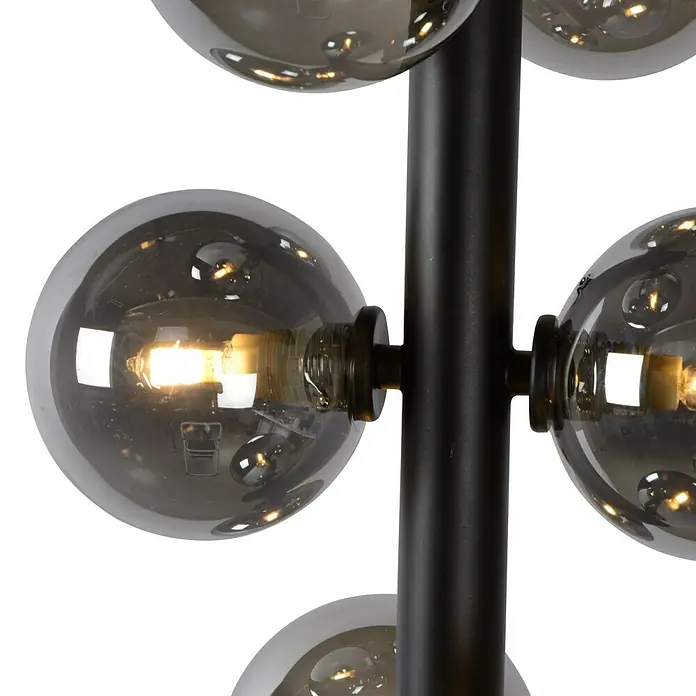 Lucide Tycho Lámpara colgante - L x An x Al: 25,5 x 25,5 x 150 cm, Negro - Primer plano de una elegante lámpara de pie con múltiples globos de vidrio color humo sobre un elegante soporte negro, creando un ambiente moderno.