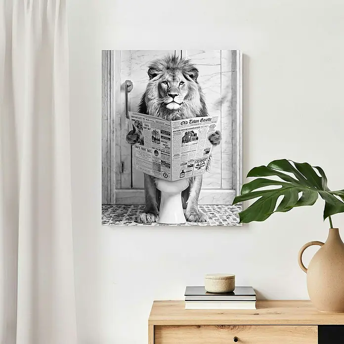Reinders Holzbild - Lion Toilet, B x H: 40 x 50 cm - Kunstdruck im Querformat, der einen Löwen auf einer Toilette zeigt, der eine Zeitung liest. Das Motiv ist in Schwarzweiß gehalten und humorvoll gestaltet.