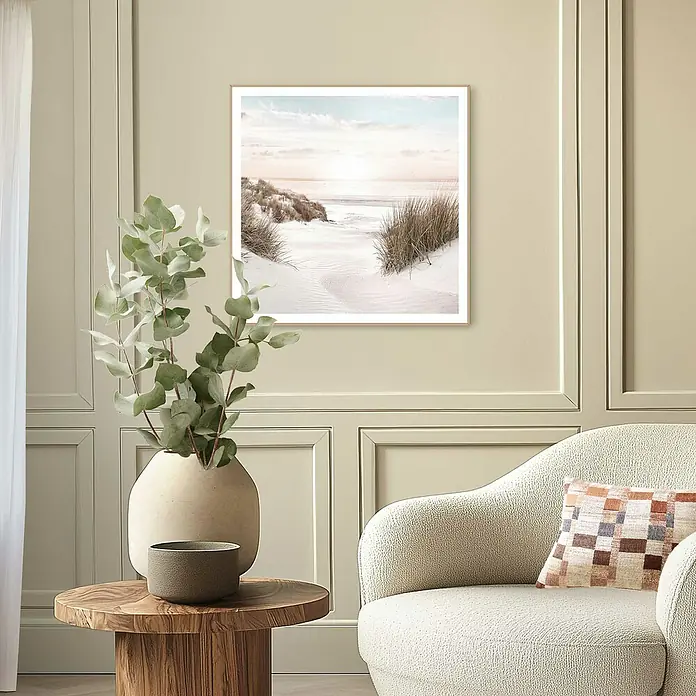 Reinders Bild Slim Frame - Beach Horizon, B x H: 50 x 50 cm - Ein gerahmtes Wandbild mit einem ruhigen Strandmotiv, das über einem stilvollen Sessel und einem Beistelltisch mit einer Vase und Pflanzen hängt.
