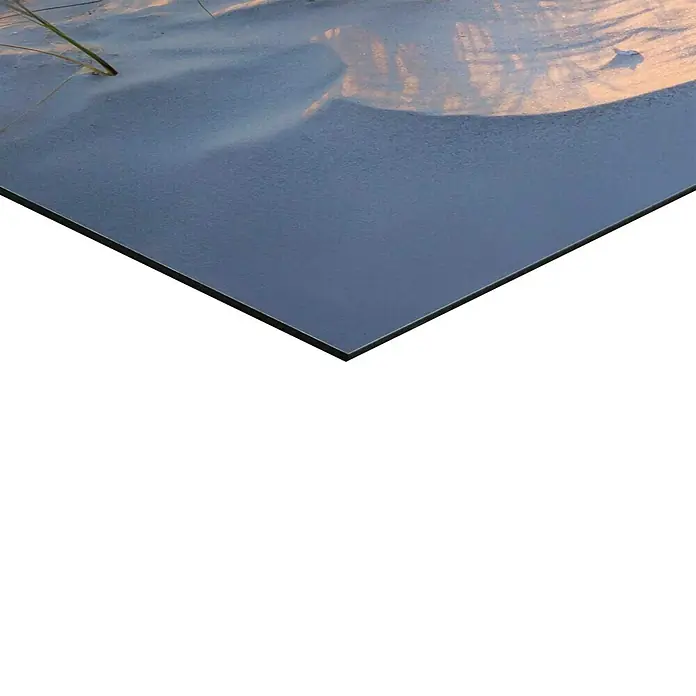 Reinders Holzbild - Golden Hour, B x H: 50 x 40 cm - Nahaufnahme einer Aluminiumverbundplatte, die die Reflexionen von Sand und Vegetation einfängt, ideal für moderne Bauprojekte.