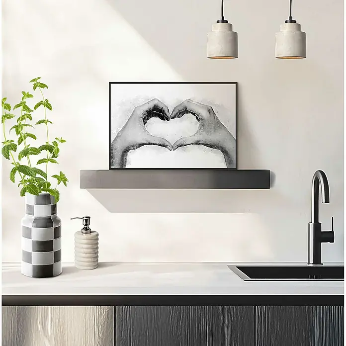 Reinders Bild Slim Frame - Love Sign, B x H: 30 x 20 cm - Nahaufnahme einer modernen Küchenspüle mit Armatur, Seifenspender und einer Pflanze in einer dekorativen Vase.