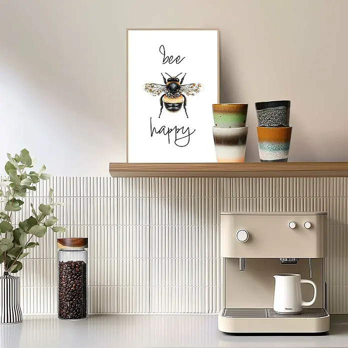 Reinders Bild Slim Frame - Bee Happy, B x H: 20 x 30 cm - Nahaufnahme eines Posters mit einer Biene und dem Schriftzug "Bee happy", das auf einem Regal über einer Kaffeemaschine steht.