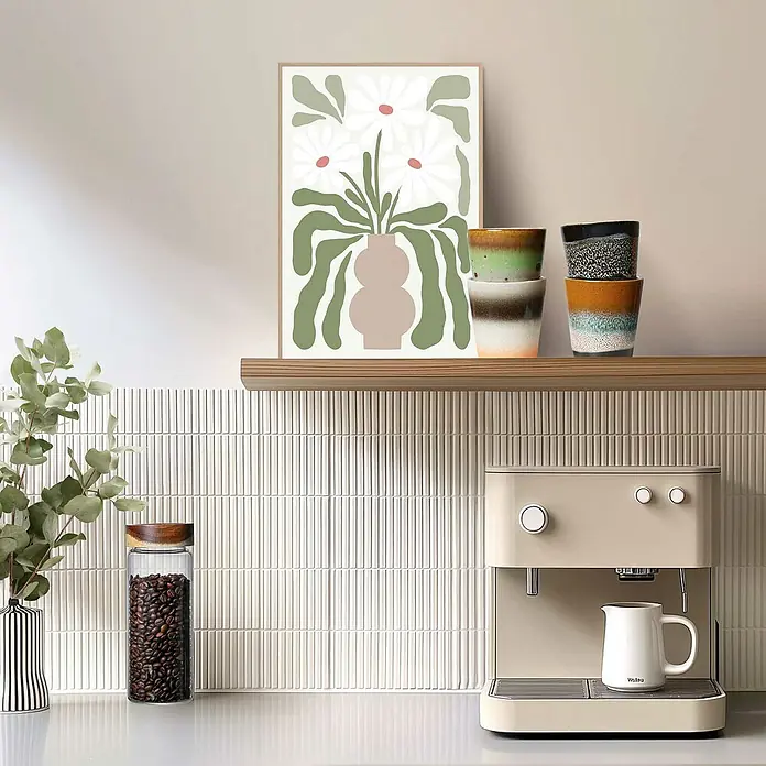 Reinders Bild Slim Frame - Abstract Flowers, B x H: 20 x 30 cm - Nahaufnahme einer beigen Kaffeemaschine mit einer weißen Tasse, die auf einer Küchenarbeitsplatte steht, mit stilvoller Dekoration im Hintergrund.