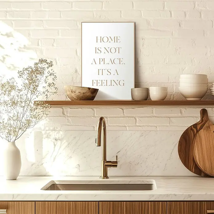 Reinders Bild Slim Frame - Feeling Home, B x H: 20 x 30 cm - Nahaufnahme einer modernen Küchenspüle mit goldenem Wasserhahn und Marmorarbeitsplatte, die ein elegantes und stilvolles Design zeigt.