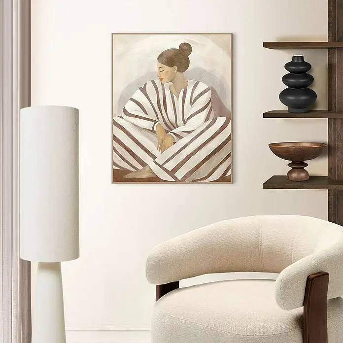 Reinders Bild Slim Frame - Zen Lady, B x H: 40 x 50 cm - Gemälde einer Frau im gestreiften Gewand, das eine ruhige und stilvolle Atmosphäre in einem modern eingerichteten Raum schafft.