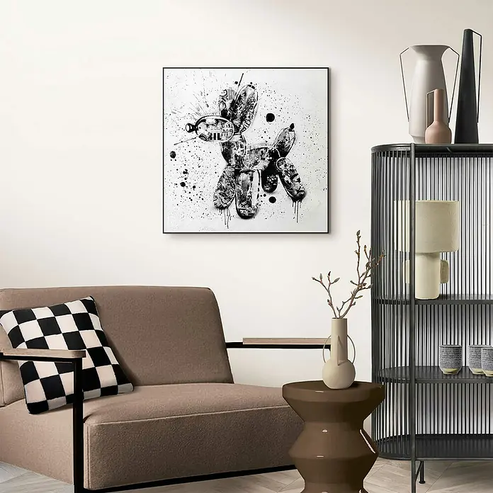 Reinders Bild Slim Frame - Street Art Dog, B x H: 50 x 50 cm - Ein stilvolles Interieur mit einem abstrakten Gemälde eines Ballonhundes, das an einer weißen Wand hängt. Möbel und Deko-Objekte ergänzen das moderne Ambiente.