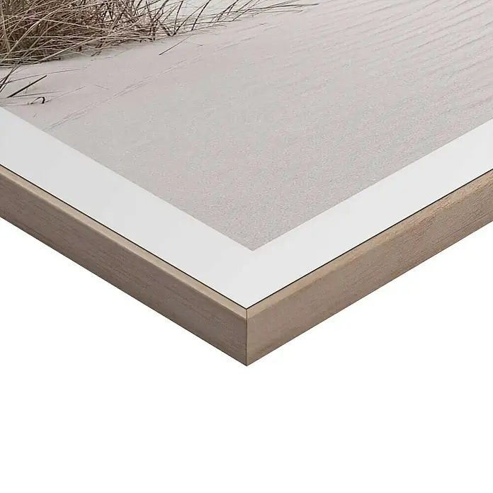 Reinders Bild Slim Frame - Beach Horizon, B x H: 50 x 50 cm - Nahaufnahme eines gerahmten Kunstwerks mit einem Sanddünenmotiv, das durch einen eleganten Holzrahmen und ein weißes Passepartout hervorgehoben wird.