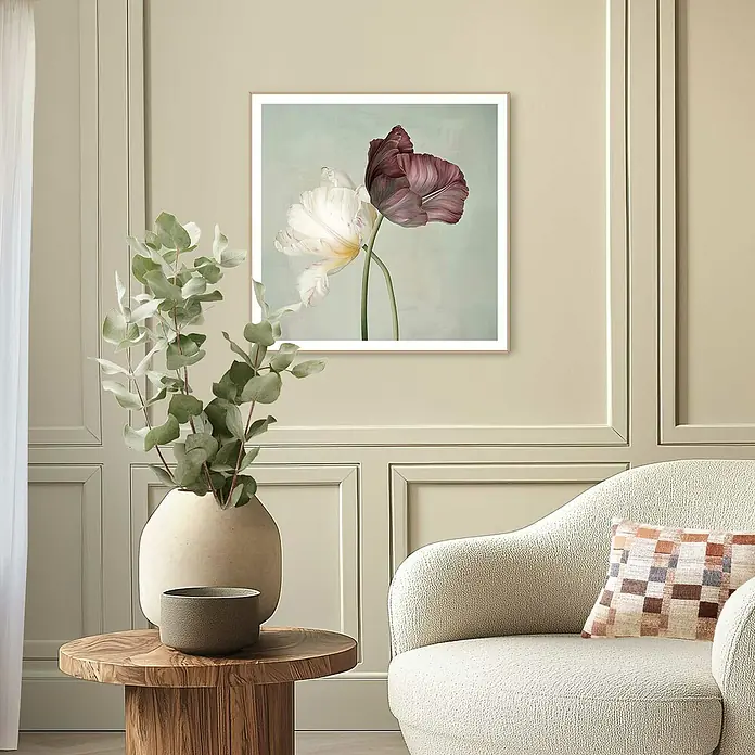 Reinders Bild Slim Frame - Tulip Elegance, B x H: 50 x 50 cm - Zimmerdekor mit einem gerahmten botanischen Druck mit weißen und lila Blüten, einem cremefarbenen Sessel und einem Holztisch mit einer Vase.
