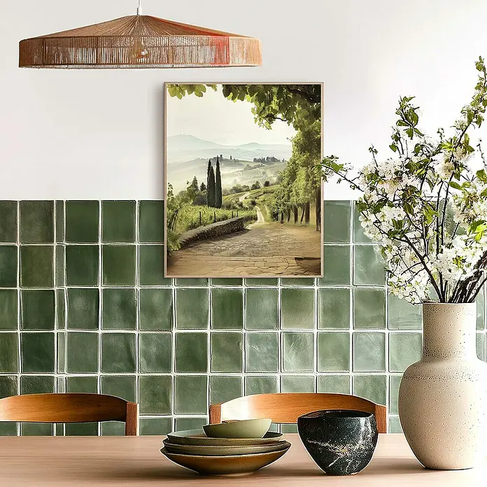 Reinders Bild Slim Frame - Tuscany Vibes, B x H: 40 x 50 cm - Ein gerahmtes Landschaftsgemälde einer toskanischen Szene, das über einem Esstisch mit Geschirr und einer Blumenvase hängt, setzt einen rustikalen Akzent.