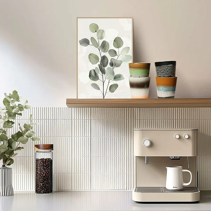 Reinders Bild Slim Frame - Eucalyptus Still, B x H: 20 x 30 cm - Elegante Kaffeemaschine in Beige mit passendem Krug, stilvoll präsentiert auf einer Küchentheke.