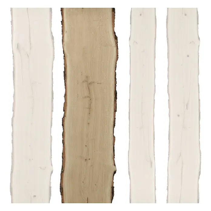Blockware - Eiche, Anfallende Breite: 36 cm - 40 cm, 200 x 2,6 cm - Vier Holzstücke, drei weiß getünchte und ein naturbelassenes mit Rinde, nebeneinander platziert für rustikale Dekoration.