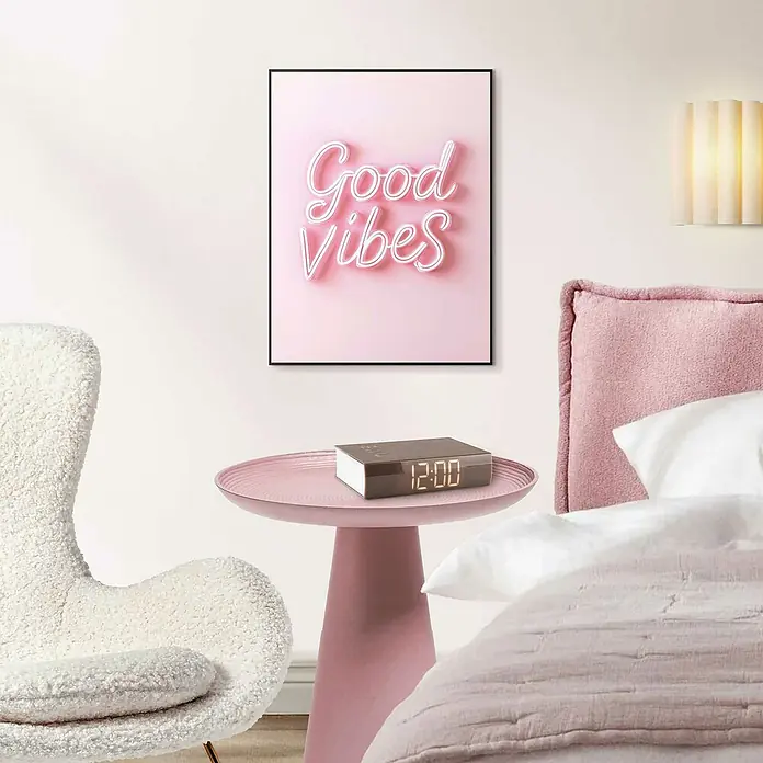 Reinders Bild Slim Frame - Pink Vibes, B x H: 30 x 40 cm - Modernes Schlafzimmerdekor mit trendiger digitaler Uhr auf einem rosa Nachttisch und einem 'Good Vibes' Wandkunstwerk.