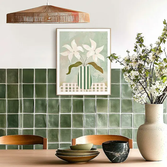 Reinders Bild Slim Frame - Table Flowers, B x H: 40 x 50 cm - Kunstvolles Stillleben-Gemälde mit einem Blumenstrauß in einer gestreiften Vase, das eine elegante und moderne Atmosphäre schafft.