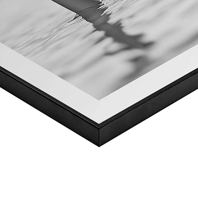 Reinders Bild Slim Frame - Sea Cheers, B x H: 30 x 40 cm - Nahaufnahme eines gerahmten Kunstdrucks mit einem schwarzen Rahmen und einem weißen Passepartout, der die Details und die Struktur des Bildes hervorhebt.