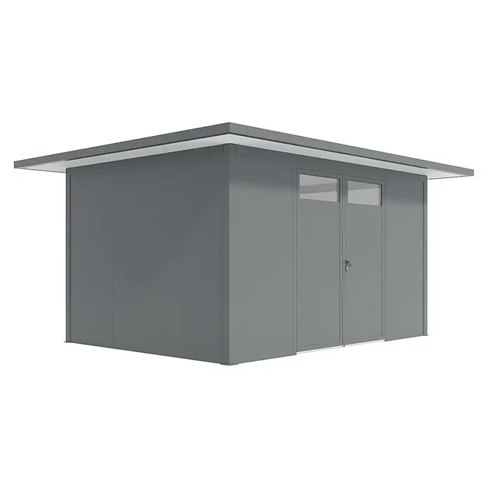 Wismar-NFI Gerätehaus Pensee 43 - Außenmaß inkl. Dachüberstand (B x T): 525 x 425 cm, Stahl, Anthrazit/Weiß - Ein graues Gerätehaus mit Doppeltür und kleinen Fenstern unter dem ausladenden Dach. Das Haus steht auf einem dunklen Hintergrund.