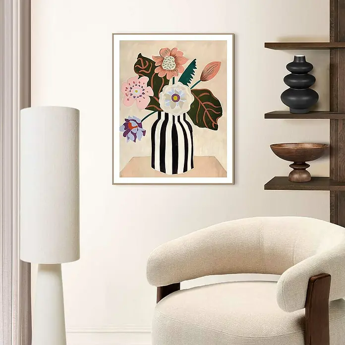 Reinders Bild Slim Frame - Funky Vase, B x H: 40 x 50 cm - Ein modernes Stillleben-Gemälde mit einem gestreiften Krug voller Blumen in einem stilvollen Wohnraum, neben einem eleganten Sessel.