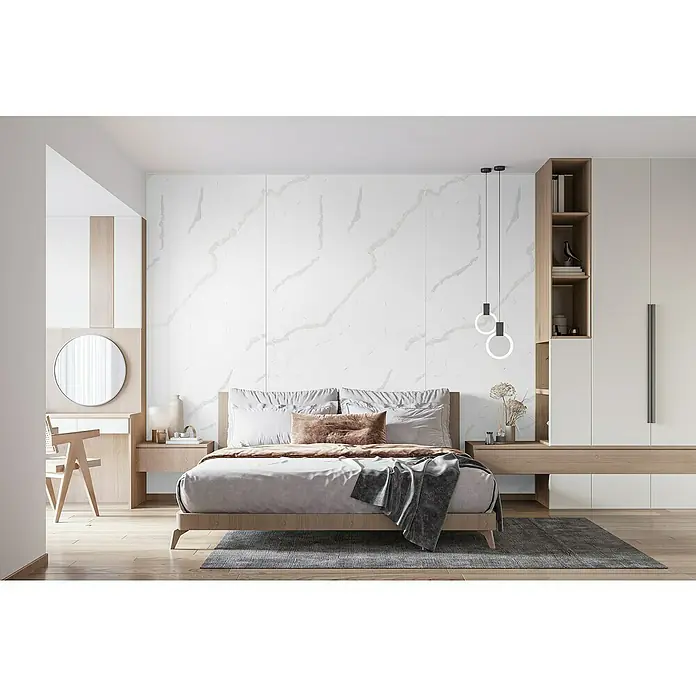 LOGOCLIC Wandpaneel Designwall - Statuario Bianco, 265 x 123 cm - Elegantes Schlafzimmerdesign mit Marmorwandpaneelen, stilvoller Bettwäsche und integriertem Stauraum für ein modernes Ambiente.