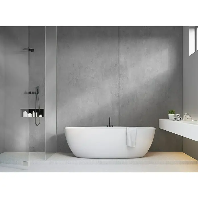 LOGOCLIC Wandpaneel Designwall - Smoke, 265 x 123 cm - Ein elegantes Badezimmer mit einer freistehenden Badewanne, einer modernen Dusche und einem minimalistischen Waschtisch. Das graue Farbthema verleiht dem Raum eine beruhigende Atmosphäre.