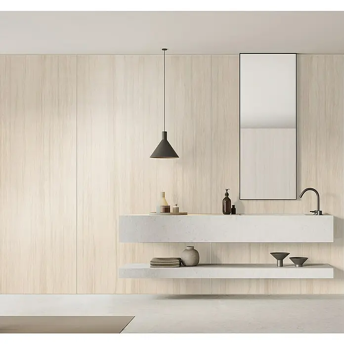 LOGOCLIC Wandpaneel Designwall - Flowstone, 265 x 123 cm - Modernes Badezimmer-Interieur mit einem stilvollen Waschtisch und einem schlanken, hängenden Licht, das eine entspannende Atmosphäre schafft.