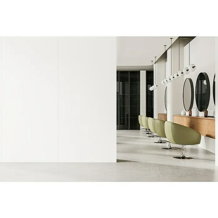LOGOCLIC Wandpaneel Designwall - White, 265 x 123 cm - Eine helle, moderne Inneneinrichtung eines Friseursalons mit olivgrünen Friseurstühlen und stilvollen Spiegeln an einer Wand.