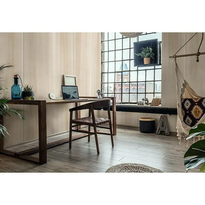 LOGOCLIC Wandpaneel Designwall - Areca Palm, 265 x 123 cm - Einladendes Heimbüro mit einem modernen Holzschreibtisch, einem stilvollen Lederstuhl und großen Fenstern, die einen Blick auf die Stadt bieten.