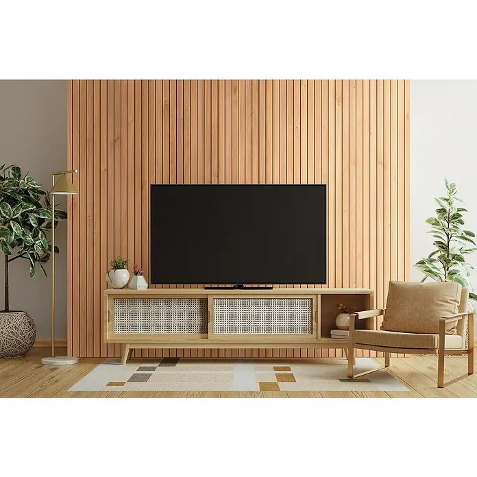 LOGOCLIC Wandpaneel Designwall - Lightwood, 265 x 123 cm - Ein modernes Wohnzimmer mit einem großen Flachbildfernseher auf einem Holzschrank, flankiert von Pflanzen und einer Stehlampe, schafft eine gemütliche Atmosphäre.