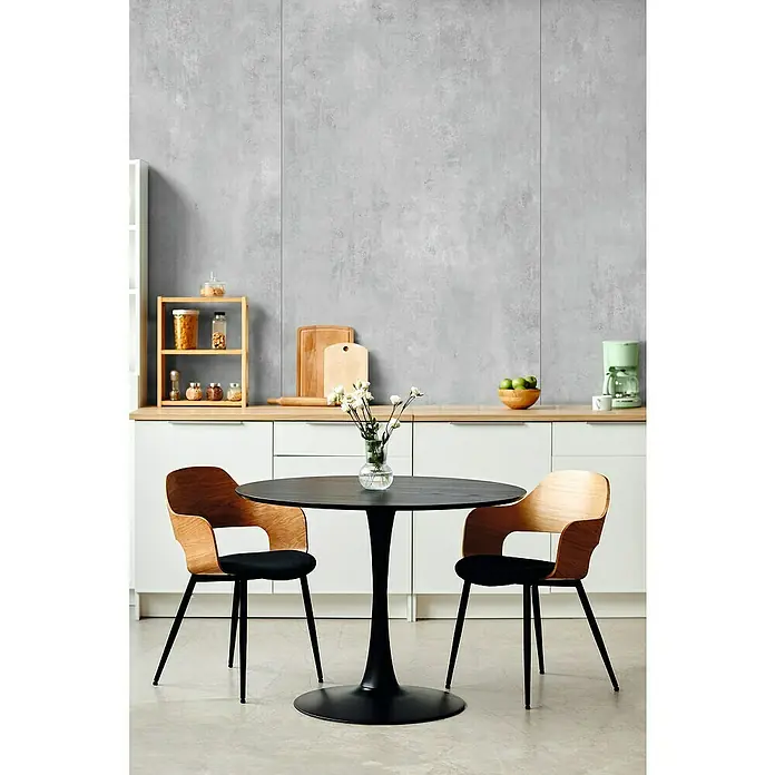 LOGOCLIC Wandpaneel Designwall - Smoke, 265 x 123 cm - Ein moderner Esstisch mit zwei Stühlen in einer hellen Küche. Der schwarze Tisch und die Holzstühle bilden einen schönen Kontrast.